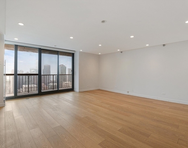 10 E Ontario Street - Photo Thumbnail 2