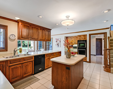 6515 Manor Drive - Photo Thumbnail 10