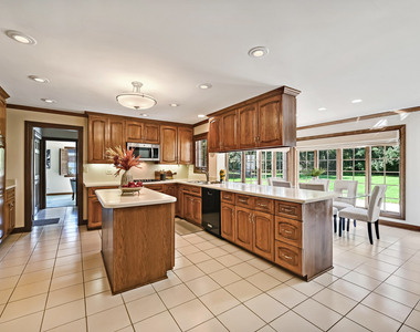 6515 Manor Drive - Photo Thumbnail 8