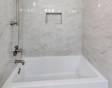 939 W Madison Street - Photo Thumbnail 16