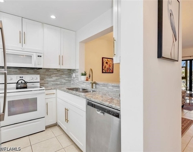 801 River Point Drive - Photo Thumbnail 4