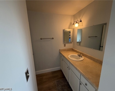 937 Sw 52nd Street - Photo Thumbnail 5