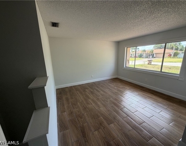 937 Sw 52nd Street - Photo Thumbnail 2