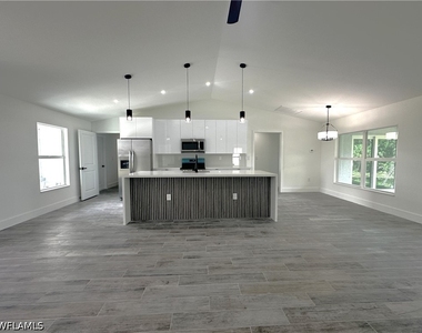 2317 Ne 39th Street - Photo Thumbnail 3