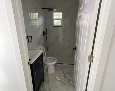 2318 Nw 24 Avenue - Photo Thumbnail 3