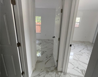 2318 Nw 24 Avenue - Photo Thumbnail 4