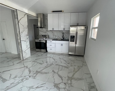 2318 Nw 24 Avenue - Photo Thumbnail 7