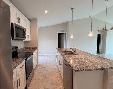 808 Nw 9th Street - Photo Thumbnail 4