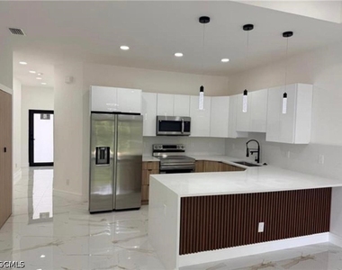 306 Bell Boulevard S - Photo Thumbnail 6