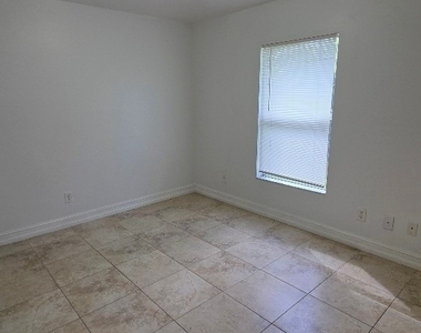 3106 E 10th Street - Photo Thumbnail 11