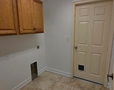 3106 E 10th Street - Photo Thumbnail 8