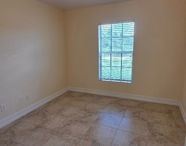 3106 E 10th Street - Photo Thumbnail 14