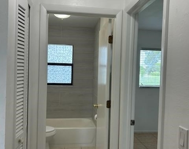 1030 Se 5th Avenue - Photo Thumbnail 10