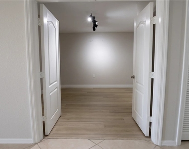 8550 Kingbird Loop - Photo Thumbnail 2