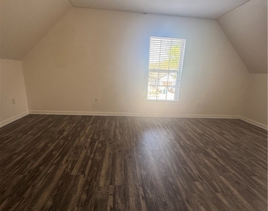 533 Leawood Circle - Photo Thumbnail 10