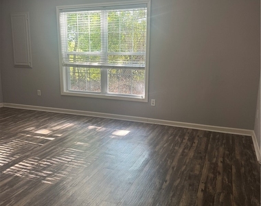 533 Leawood Circle - Photo Thumbnail 3