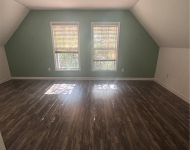 533 Leawood Circle - Photo Thumbnail 9