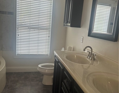 533 Leawood Circle - Photo Thumbnail 8