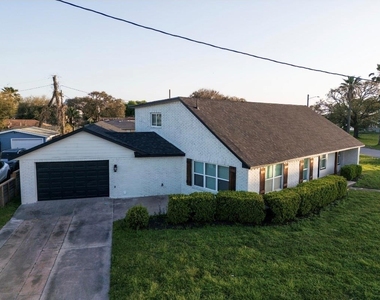 1402 Bayou Shore Drive - Photo Thumbnail 4