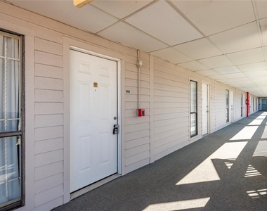 6102 Seawall Boulevard - Photo Thumbnail 3