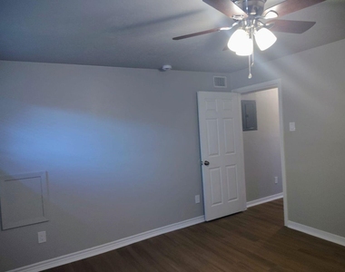 1525 Amelia Street - Photo Thumbnail 4