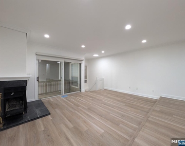 556 Windsor - Photo Thumbnail 2