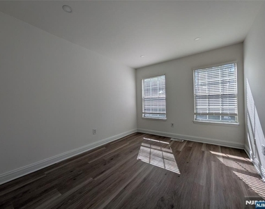 556 Windsor - Photo Thumbnail 10