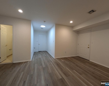556 Windsor - Photo Thumbnail 12