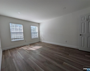 556 Windsor - Photo Thumbnail 6
