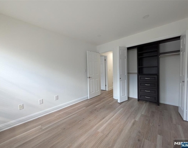556 Windsor - Photo Thumbnail 17