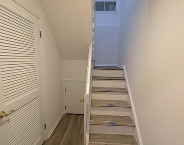 556 Windsor - Photo Thumbnail 13