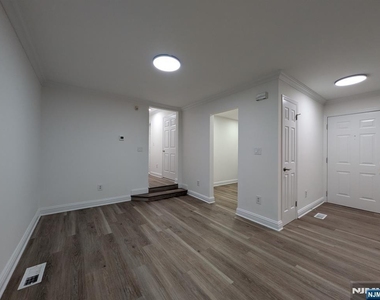 556 Windsor - Photo Thumbnail 5