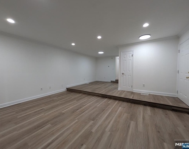 556 Windsor - Photo Thumbnail 4