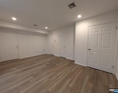 556 Windsor - Photo Thumbnail 11