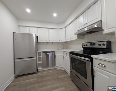 556 Windsor - Photo Thumbnail 1