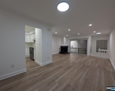 556 Windsor - Photo Thumbnail 3