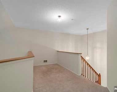 1121 Hyde Park - Photo Thumbnail 16