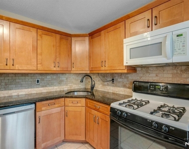 1121 Hyde Park - Photo Thumbnail 8
