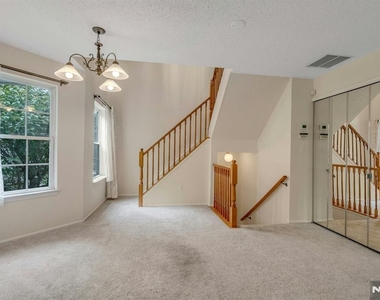 1121 Hyde Park - Photo Thumbnail 3