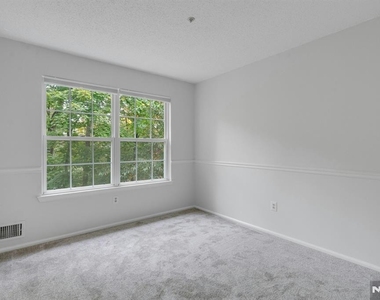 1121 Hyde Park - Photo Thumbnail 9