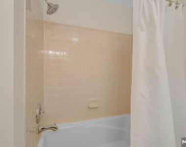 1121 Hyde Park - Photo Thumbnail 15