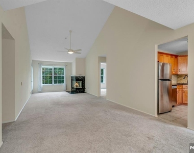 1121 Hyde Park - Photo Thumbnail 4