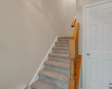 1121 Hyde Park - Photo Thumbnail 2