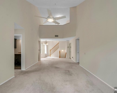 1121 Hyde Park - Photo Thumbnail 6