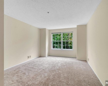 1121 Hyde Park - Photo Thumbnail 17