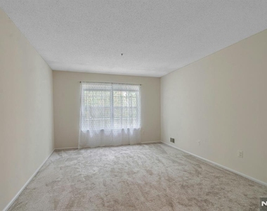 1121 Hyde Park - Photo Thumbnail 12