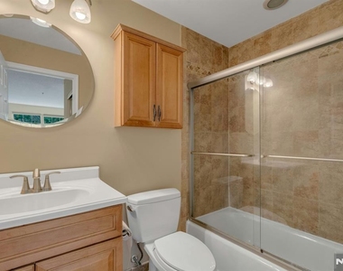 1121 Hyde Park - Photo Thumbnail 18