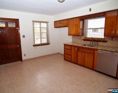 132 Queen Anne - Photo Thumbnail 4
