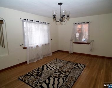132 Queen Anne - Photo Thumbnail 3