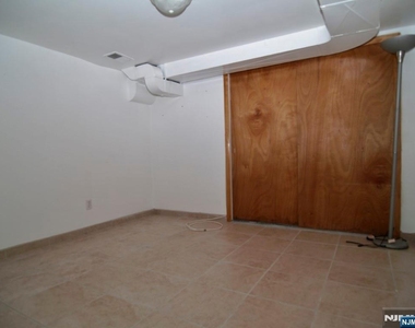 132 Queen Anne - Photo Thumbnail 7